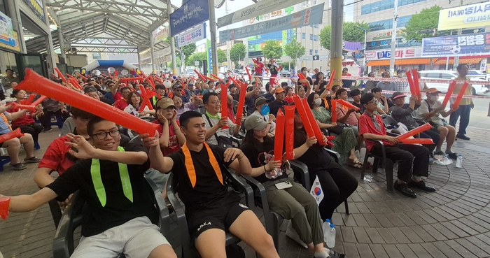 19일 오전 대구 북구 칠곡시장에 모인 시민들이 대형 스크린을 통해 2026 북중미월드컵 한국-멕시코전을 관람하며 열띤 응원전을 펼치고 있다. 조윤화 기자