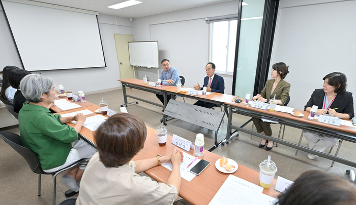 추경호 대구시장 당선인이 지난 15일 여성인권단체인 대구 여성의 전화 관계자들과 만나 간담회를 하고 있다. <민선 9기 대구시장직 인수위 제공>