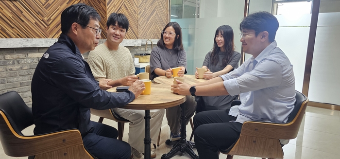 김주섭 성주군농업기술센터 소장과 농촌지도사들이 티타임을 통해 성주참외 발전에 대한 이야기를 나누고 있다. <석현철 기자>