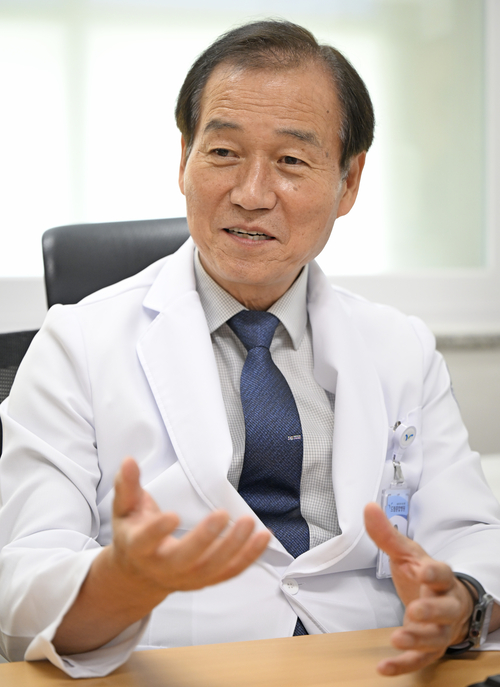 이한일 드림종합병원장이 지역 종합병원 역할과 향후 진료 방향을 설명하고 있다. 이윤호기자 yoonhohi@yeongnam.com