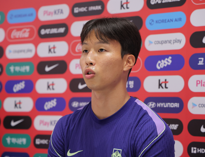 멕시코와 2026 북중미 월드컵 A조 조별리그 2차전을 치른 한국 축구 국가대표팀 엄지성이 19일(현지시간) 멕시코 과달라하라 인근 사포판의 치바스 바예 베르데에서 훈련을 하기 앞서 취재진 질문에 답변하고 있다. 연합뉴스