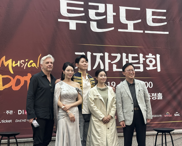 제20회 대구국제뮤지컬페스티벌(DIMF) 개막작 투란도트의 제작진들이 19일 기자간담회에서 단체 기념 사진을 촬영하고 있다. 조현희기자 hyunhee@yeongnam.com