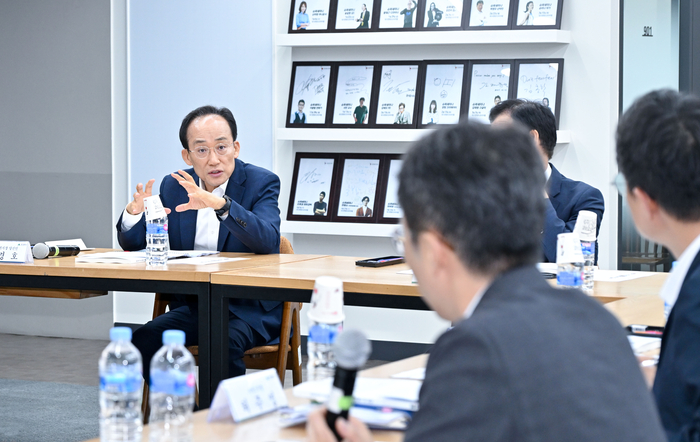 추경호 대구시장 당선인이 시장직 인수위에서 보고를 받고 있다. <민순 9기 대구시장직 인수위 제공>