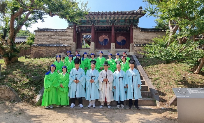 병산서원을 찾은 대구문화관광해설사들이 유복을 입고 기념사진을 찍고 있다. 채건기시민기자Ken4975@daum.net