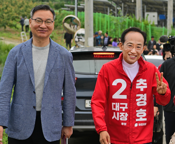 추경호 대구시장 당선인(오른쪽)의 후보 시절, 최측근 하중환 대구시의원과 선거운동을 다니는 모습. <영남일보DB>