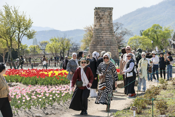 경주 첨성대 일대에서 외국인 관광객들이 튤립이 핀 산책로를 따라 문화유산을 둘러보고 있다. 올해 1~5월 경주를 찾은 외국인 관광객은 전년 같은 기간보다 18.3% 늘었다. <경주시 제공>
