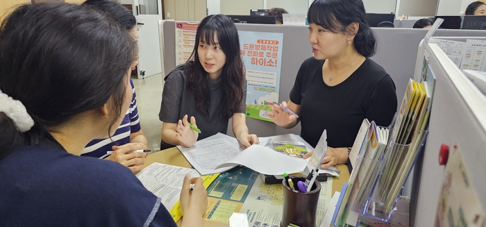 백주야 지도사(오른쪽 두번째)가 성주군농업기술센터에서 귀농상담을 하고 있다.<석현철 기자>
