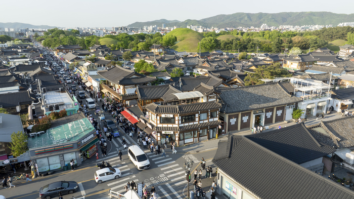 경주 황리단길 일원에 관광객들의 발걸음이 이어지고 있다. 황리단길은 외국인 관광객이 찾는 경주의 대표 관광상권으로, 글로컬 상권 사업을 계기로 원도심과 연계한 체류형 관광 확대가 과제로 떠오르고 있다. <경주시 제공>