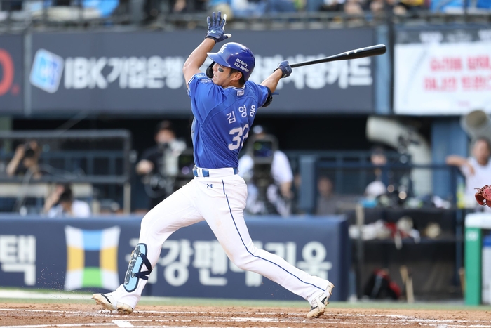 23일 서울 잠실야구장에서 열린 삼성과 LG 경기에서 부상 이후 74일만에 1군 복귀한 김영웅이 타격하고 있다.<삼성 라이온즈 제공>