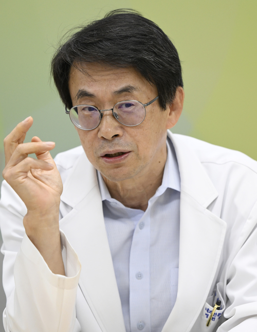 김대영 나사렛종합병원장이 지역 필수의료 위기와 중소 종합병원의 역할에 대해 설명하고 있다.이윤호기자 yoonhohi@yeongnam.com