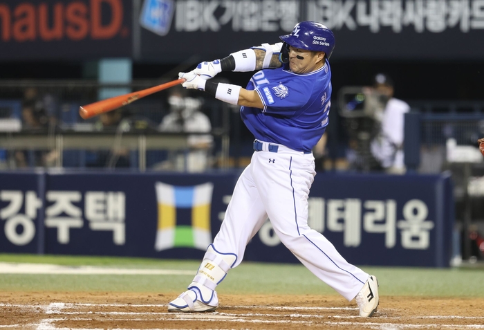 24일 서울 잠실야구장에서 열린 삼성과 LG 경기에서 최형우가 타격하고 있다.<삼성 라이온즈 제공>