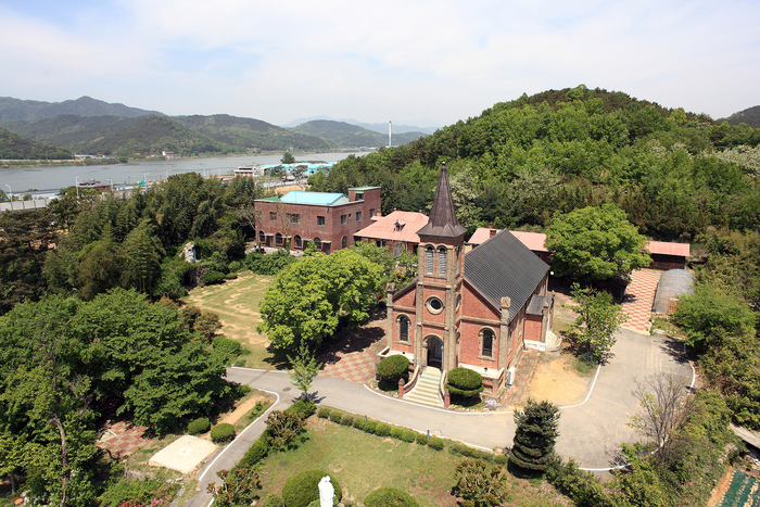 언덕 위에서 내려다 본 가실성당. 멀리 낙동강이 보인다. <마준영기자>