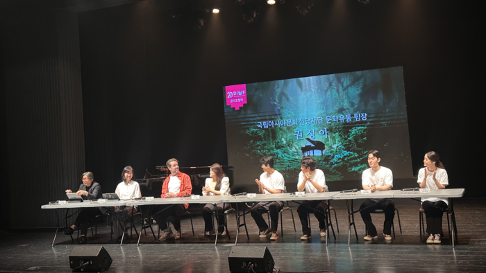 24일 대구문화예술회관 비슬홀에서 열린 뮤지컬 피아노의 숲 제작발표회에서 제작진 및 배우들이 작품을 소개하고 있다. 조현희기자 hyunhee@yeongnam.com