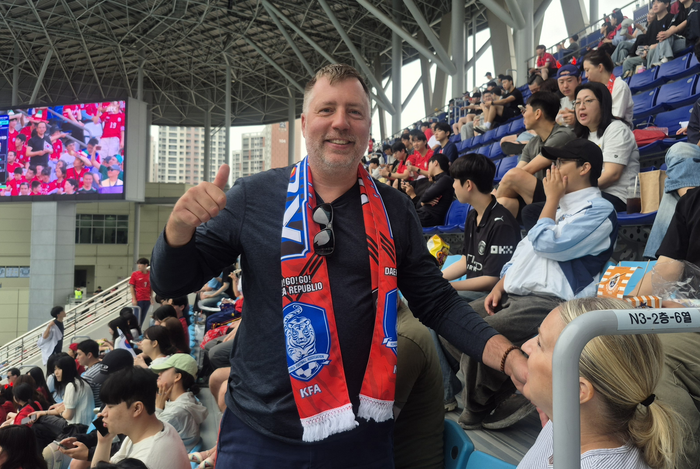 25일 오전 9시30분쯤 대구 북구 대구iM뱅크PARK에서 2026 북중미 월드컵 조별예선 3차전 대한민국과 남아프리카공화국 경기 시민응원전이 열린 가운데 미국 워싱턴DC에서 온 존(John)씨가 포즈를 취하고 있다. 조윤화 기자