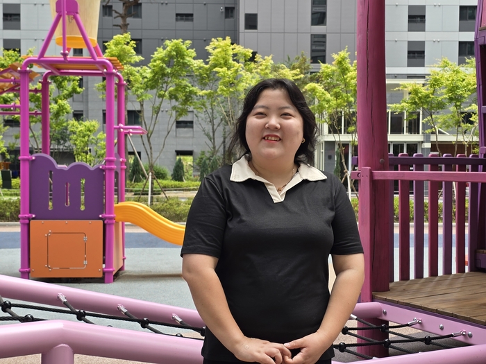 김동경 구미시 인동동 74통장이 아파트 놀이터에서 마을이 키우는 아이에 대해 설명하고 있다.<박용기 기자>
