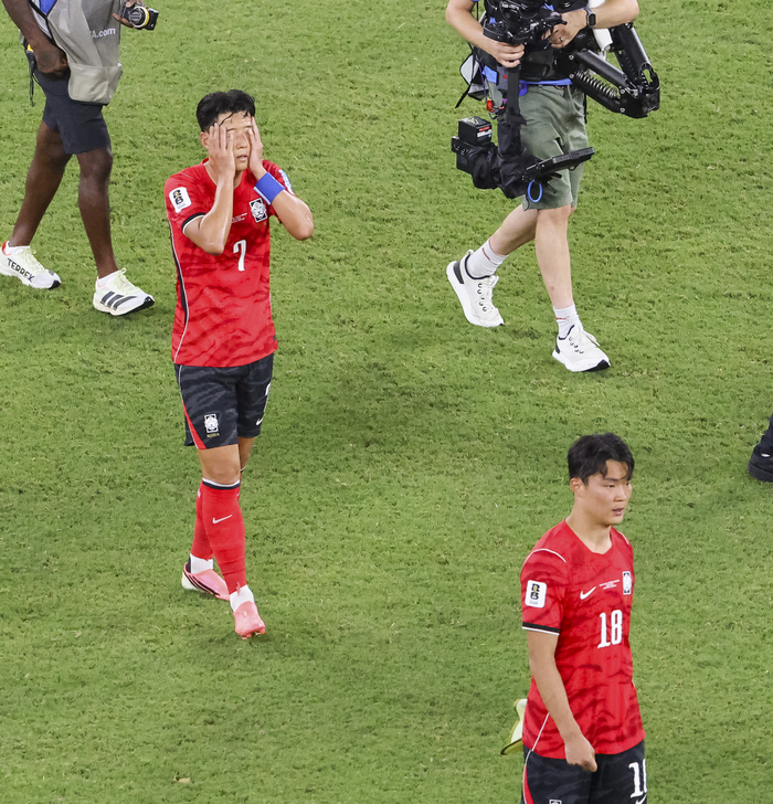 24일(현지시간) 멕시코 몬테레이 스타디움에서 열린 2026 북중미 월드컵 A조 3차전 한국과 남아프리카공화국의 경기.  한국의 손흥민이 남아공에 0-1로 패한 뒤 아쉬워 하고 있다. 연합뉴스