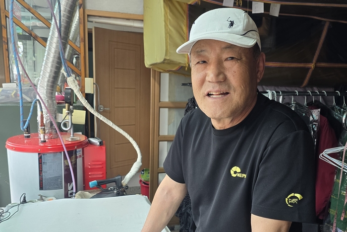 영주시 하망동 14통장 박영근 씨가 인터뷰 질문에 답변하고 있다. <권기웅기자>