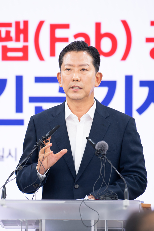 김장호 구미시장이 25일 반도체 팹 유치를 위한 구미시 제언을 주제로 긴급 기자회견을 하고 있다. 김 시장은 국가 반도체산업의 입지는 정치논리가 아니라 산업경쟁력과 시장원리에 따라 결정돼야 한다고 강조했다.<구미시 제공>