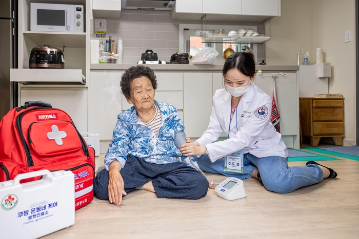 24일 쿠팡은 지난해 경북 대형 산불로 주택을 잃고 임시 주거시설에서 생활 중인 주민들을 대상으로 방문진료를 실시했다. <쿠팡 사회공헌실 제공>