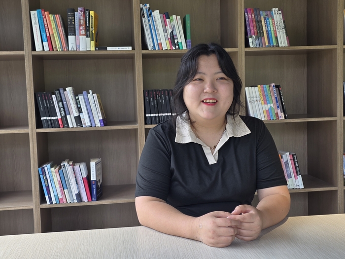 김동경 구미시 인동동 74통장이 아파트 도서관에서 통장의 역할에 대해 이야기하고 있다. <박용기 기자>