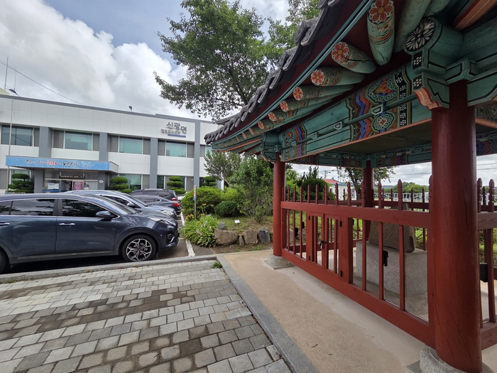 경북 포항 신광면행정복지센터 앞마당에 위치한 국보 포항 냉수리 신라비. <전준혁기자>