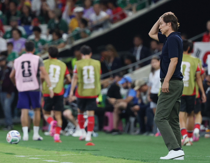 한국 축구 국가대표팀 홍명보 감독이 24일(현지시간) 멕시코 몬테레이 스타디움에서 열린 2026 북중미 월드컵 A조 3차전 남아프리카공화국과의 경기에서 어두운 표정을 하고 있다.연합뉴스