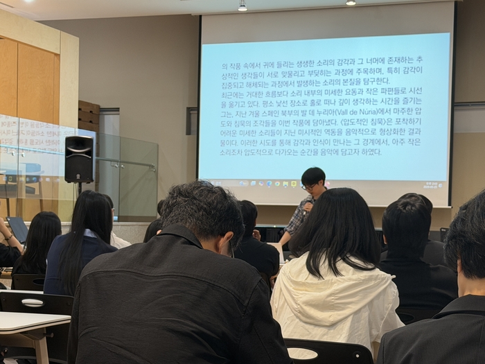 25일 대구콘서트하우스 뮤직 카페에서 열린 젊은 작곡가와의 대담 현장. 정수민기자 jsmean@yeongnam.com