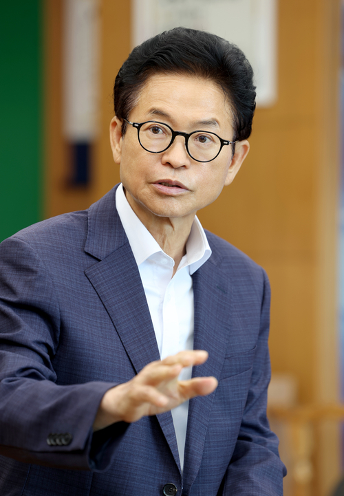 지난 24일 경북도청 접견실에서 이철우 도지사가 지역 문화·관광 산업의 발전 방향에 대해 설명하고 있다. <경북도 제공>