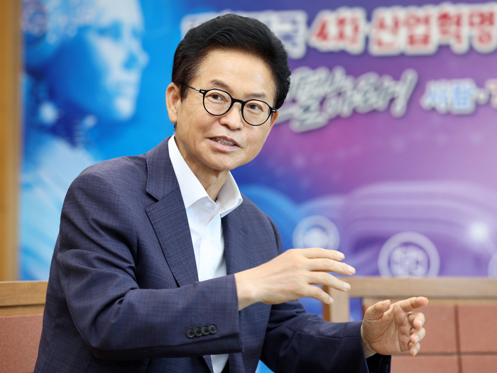 지난 24일 이철우 경북도지사가 도청 접견실에서 민선 9기 출범을 앞두고 향후 도정 방향과 주요 현안에 대해 설명하고 있다. <경북도 제공>