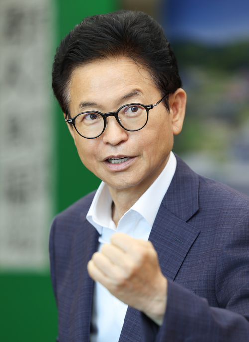 지난 24일 경북도청 접견실에서 이철우 도지사가 영일만항 육성 방향에 대해 이야기하고 있다. <경북도 제공>