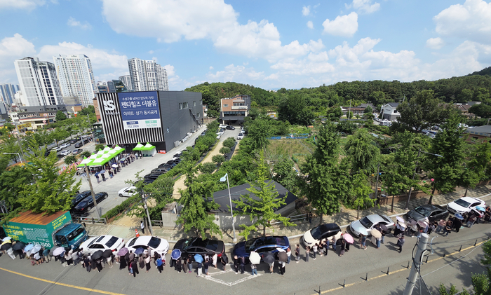 아이에스동서(IS동서)가 지난 26일 문을 연 펜타힐즈W 1단지 견본주택에 첫날부터 방문객들로 북새통을 이뤘다. 분양사 측에 따르면 견본주택에는 주말을 포함한 개관 3일 동안 누적 2만7천여 명이 다녀간 것으로 집계됐다. 펜타힐즈W 1단지는 29일 특별공급을 시작으로 30일 1순위, 7월 1일 2순위 청약을 진행한다. 계약금은 분양가의 10%이며, 중도금 60%는 무이자 혜택이 제공돼 계약금 납부 이후 입주 때까지 추가 금융 부담이 없다. 펜타힐즈 W 1단지 견본주택을 찾은 방문객들이 줄지어 입장을 기다리고 있다.  <IS동서 제공>
