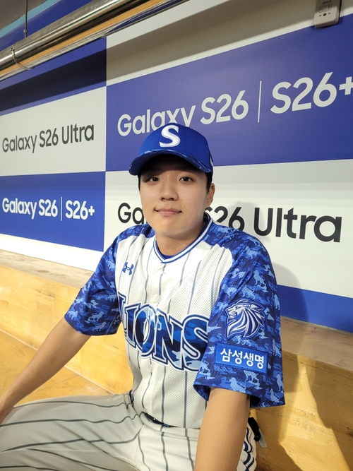 삼성 라이온즈 외야수 김현준이 지난 26일 KT와의 경기 직후 취재진과 인터뷰 하고 있다.<임훈기자>
