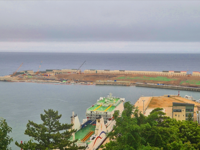 2026년 6월 말 기준 공정률 79.81%를 기록하고 있는 울릉공항 공사 현장. <홍준기 기자>