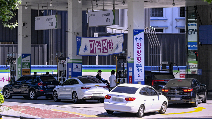 28일 대구의 한 주유소에서 가격 인하 안내문이 내걸린 가운데 차량들이 주유를 하기 위해 줄지어 들어오고 있다. 정부가 27일부터 석유제품 최고가격을 휘발유와 경유 모두 L당 150원씩 인하하면서 국내 기름값이 하락세를 보이고 있다.
이현덕기자 lhd@yeongnam.com