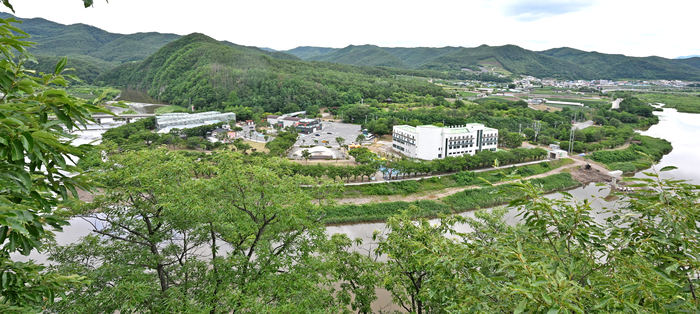 남이장군 등산로에 있는 소원봉에서 본 선바위관광지. 반변천변에 조성된 선바위관광지에는 분재수석야생화전시관, 분재야생화테마파크, 영양고추홍보전시관, 효공원 등이 조성돼 있다.