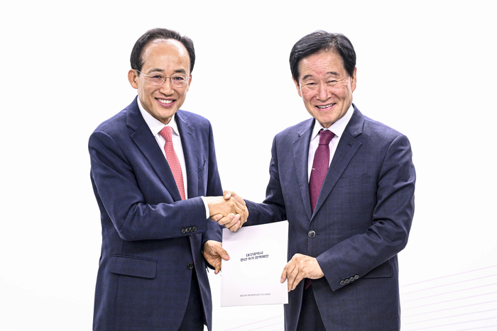 29일 대구콘텐츠비즈니스센터에서 열린 민선9기 대구광역시장직 인수위원회 정책제안서 전달식에서 곽대훈 인수위원장이 추경호 대구시장 당선인(왼쪽)에게 정책제안서를 전달하며 기념촬영을 하고 있다. 인수위원회는 선거공약과 시민 제안을 반영해 200개 정책과제를 확정했으며, 추 당선인은 이를 바탕으로 연말까지 공약 실천계획을 수립할 예정이다. 이현덕기자 lhd@yeongnam.com