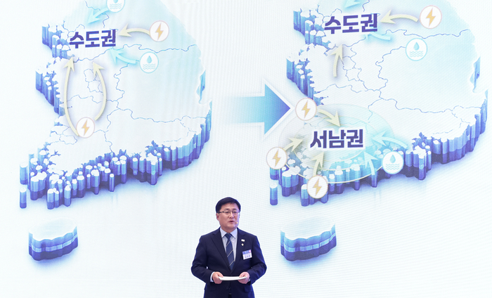 김성환 기후에너지환경부 장관이 29일 청와대에서 이재명 대통령 주재로 열린 3대 메가프로젝트 국민보고회에서 정책을 발표하고 있다. 연합뉴스