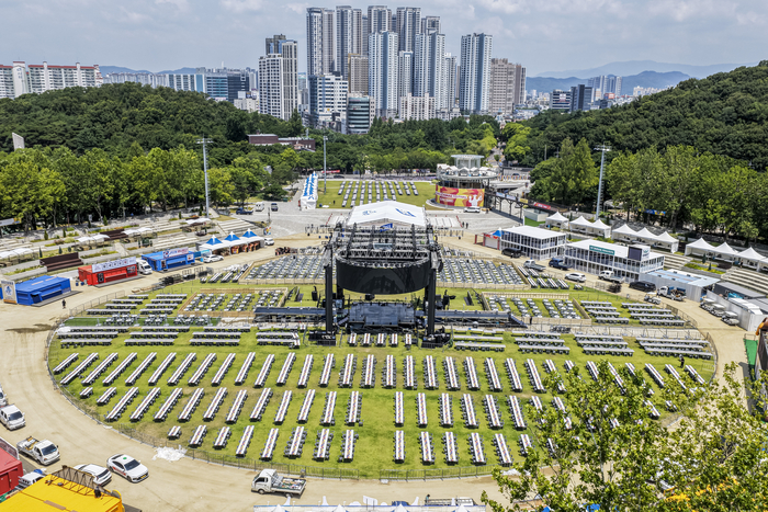 2026 대구치맥페스티벌 개막을 하루 앞둔 30일, 대구 달서구 두류공원 2·28자유광장 일원에 메인 무대와 객석, 각종 부스가 마련된 가운데 관계자들이 행사장 마무리 준비를 하고 있다. 올해 대구치맥페스티벌은 치맥26(이륙)을 슬로건으로 7월 1일부터 5일까지 두류공원 일원에서 열린다.
이현덕기자 lhd@yeongnam.com 