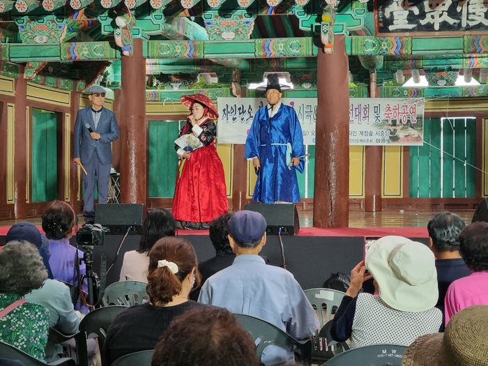 지난 6월21일 단오날 정종렬·범진열·박정화 어르신이 경북 경산 계정숲 시중당에서 황진이와 소세양의 시로 시극을 펼치고 있다. 천윤자 시민기자