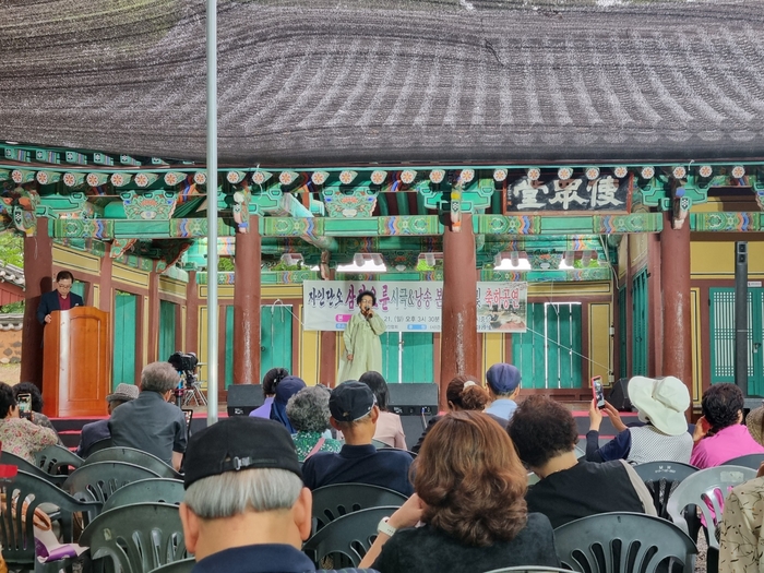 86세 장계순 어르신이 나태주 시인의 시 어머니의 축원을 낭송하고 있다. 천윤자 시민기자