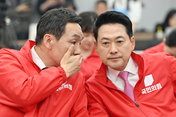 국민의힘 장동혁 상임선거대책위원장(오른쪽)과 김민수 최고위원이 3일 서울 여의도 국민의힘 중앙당사에 마련된 국민의힘 개표상황실에서 제9회 전국동시지방선거 개표방송 출구조사 결과를 지켜보며 대화하고 있다. 연합뉴스