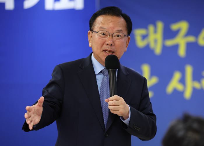 제9회 전국동시지방선거 대구시장 선거에서 낙선한 더불어민주당 김부겸 후보가 지난 4일 대구 달서구 선거사무소에서 열린 캠프 해단식에서 발언하고 있다. 연합뉴스