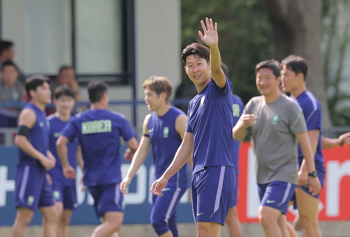 한국 축구 국가대표팀 주장 손흥민이 2026 북중미 월드컵 체코와의 조별리그 1차전을 하루 앞둔 10일(현지시간) 멕시코 과달라하라 인근 사포판의 치바스 바예 베르데에서 훈련을 하던 중 인사를 하고 있다. <연합뉴스>