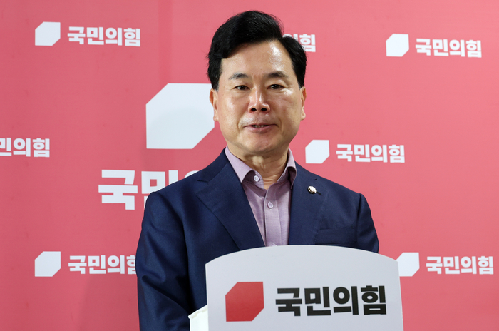 국민의힘 신임 원내운영수석부대표에 내정된 김승수 의원이 국회에서 소감을 밝히고 있다. 연합뉴스