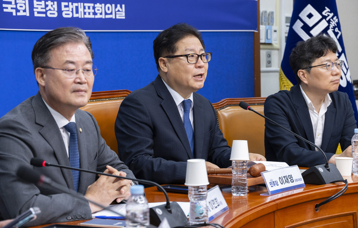 더불어민주당 6ㆍ3 지방선거 및 재ㆍ보궐선거 평가위원회 공동위원장인 이재영 민주연구원장이 22일 국회에서 열린 제1차 전체 회의에서 인사말을 하고 있다. 연합뉴스