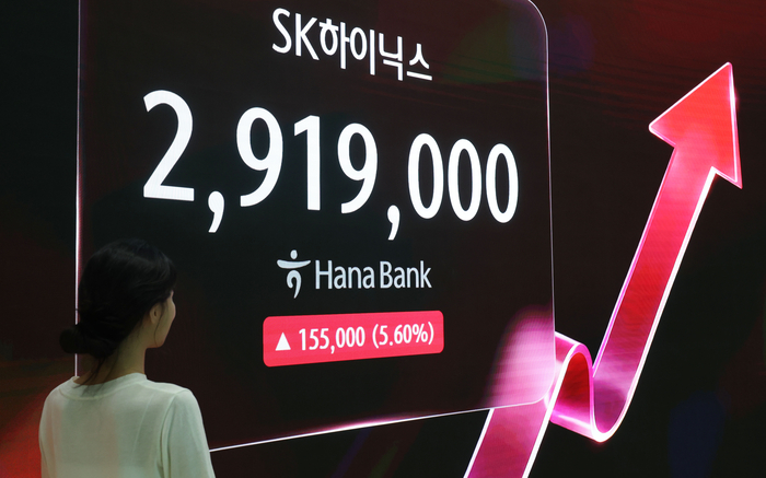 지난 22일 SK하이닉스가 장중 상승폭을 키우며 삼성전자(보통주 기준)를 제치고 코스피 시가총액 1위로 올라섰다. 이로써 25년 7개월 만에 코스피 왕좌 교체가 이뤄진 모습이다.  연합뉴스