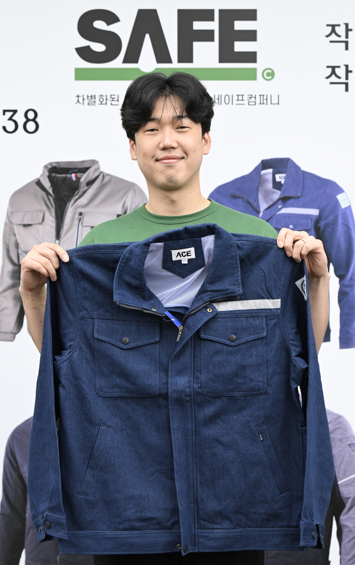25일 오후 이정욱 세이프 컴퍼니 대표가 자신의 사무실에서 수익금의 일부를 기부하게 된 계기를 말하고 있다.
이윤호기자 yoonhohi@yeongnam.com