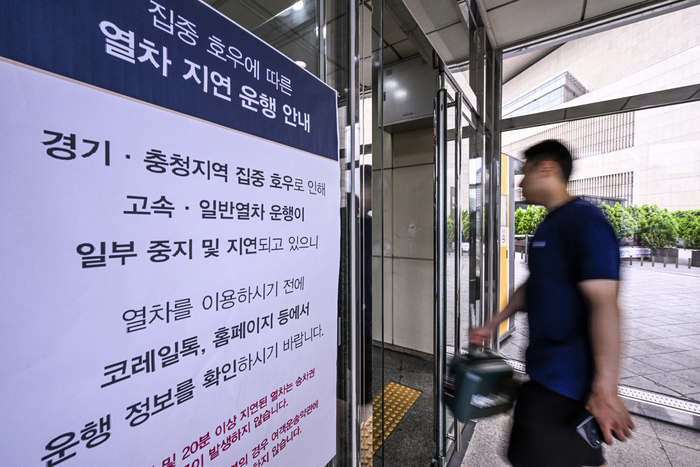 9일 대구 동대구역에 중부지방 집중호우에 따른 열차 지연 안내문이 게시된 가운데 한 승객이 역사 안으로 이동하고 있다. 이날 충청권에 내린 집중호우로 경부선 KTX와 일반열차 10여 대가 최대 2시간 40분 지연됐으며, 코레일은 일부 일반열차의 운행을 중지하고 선로 안전 점검을 실시했다.
이현덕기자 lhd@yeongnam.com