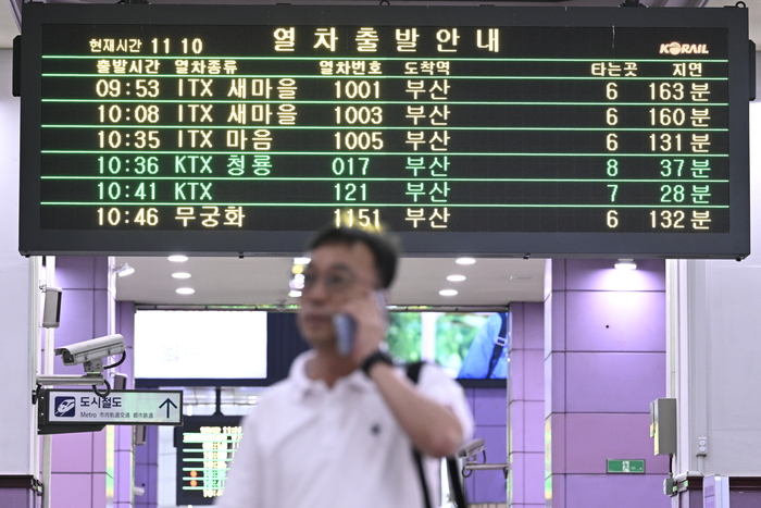 9일 대구 동대구역 출발 안내 전광판에 중부지방 집중호우의 영향으로 부산행 KTX와 일반열차의 지연 시간이 표시되고 있다. 이날 충청권에 내린 집중호우로 경부선 KTX와 일반열차 10여 대가 최대 2시간 40분 지연됐으며, 코레일은 일부 일반열차의 운행을 중지하고 선로 안전 점검을 실시했다.
이현덕기자 lhd@yeongnam.com
