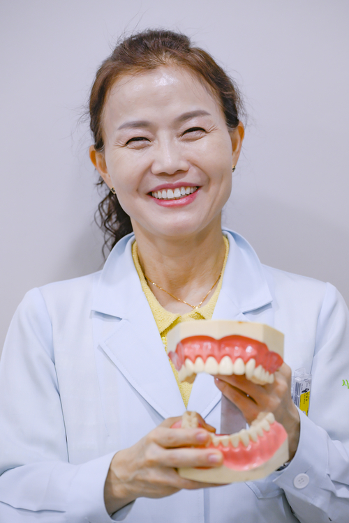 9일 오후 대구 수성구 범물동 사과나무치과의원에서 허영주 대구치과의사회장이 치아 모형을 들어 보이며 구강 건강과 치과 의료 현안에 대해 설명하고 있다.
이현덕기자 lhd@yeongnam.com